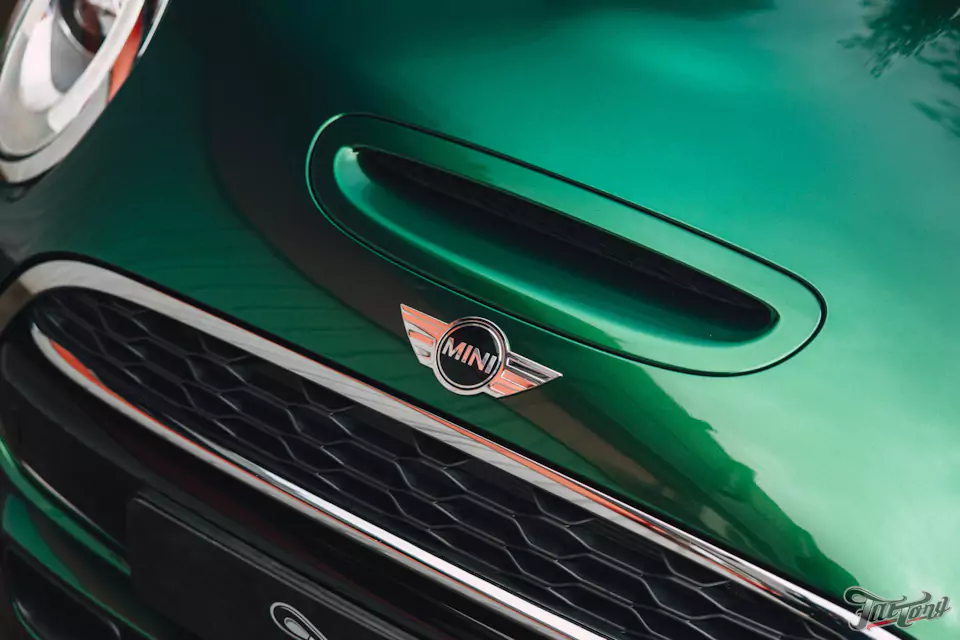 Оклеили Mini Cooper цветным полиуретаном, заменили хромированные детали, окрасили диски и суппорта, выполнили комплекс детейлинг-услуг и техническое обслуживание